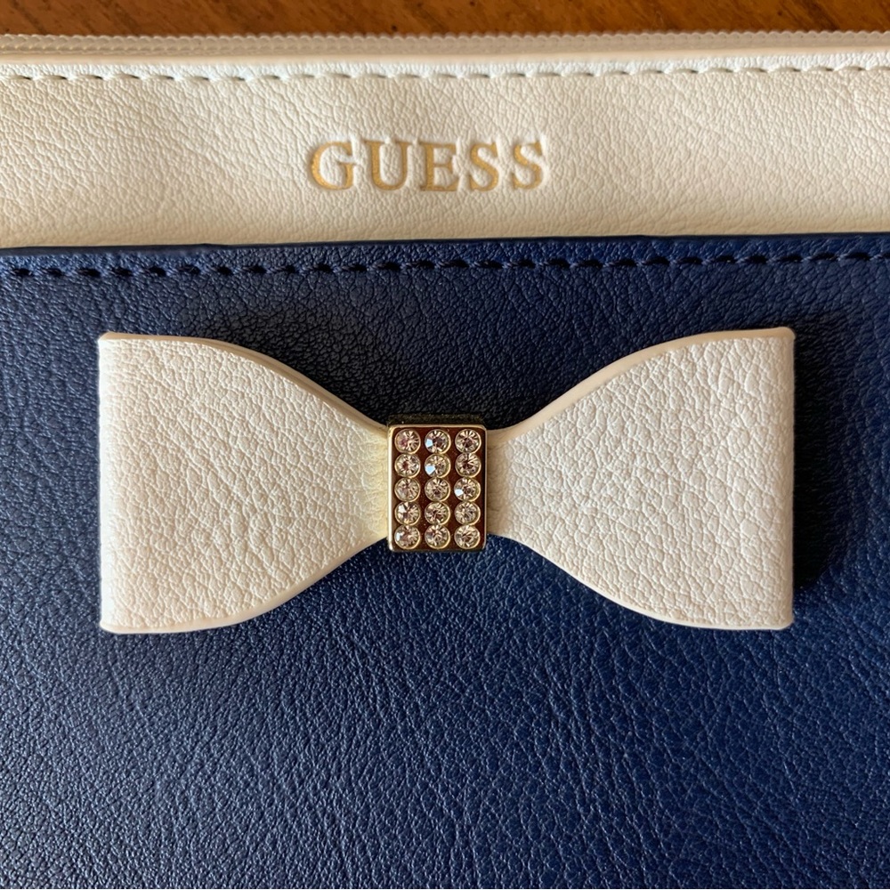 Guess wristlet clutch - Picture 2 of 3